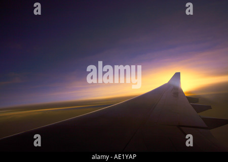 Una veduta aerea da un aeroplano finestra accanto l'ala. Foto Stock