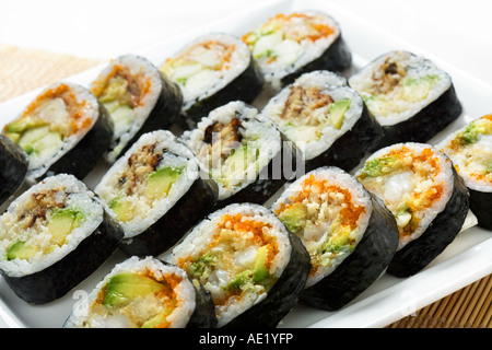Un piatto Giapponese costituito da rotoli di sushi su un piatto di portata. Foto Stock