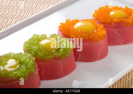 Un piatto giapponese su una piastra composta di 4 pezzi di sushi. Foto Stock