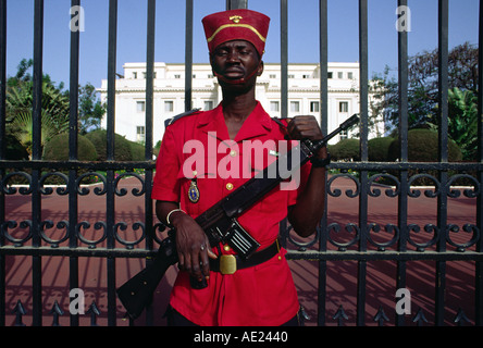 Guardia di fronte al Palazzo Presidenziale, Dakar, Senegal Foto Stock