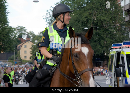 Prideparade a Stoccolma 2007. Gay poliswoman a cavallo Foto Stock