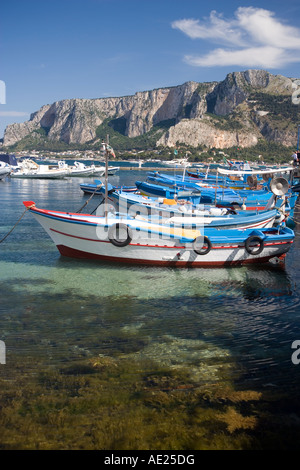 Barche da pesca a Mondello vicino a Palermo Foto Stock