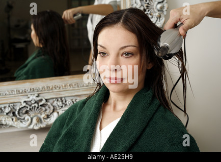 Giovane donna con i capelli arricciati Foto Stock