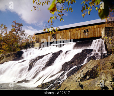 Ponte coperto a nord Hartland Vermont durante la caduta delle foglie di stagione Foto Stock