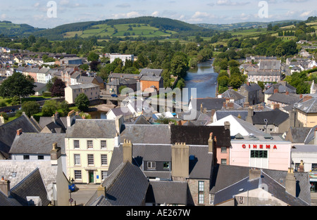 Vista su Brecon centro abitato verso il fiume Usk e colline al di là di Powys Wales UK GB UE Foto Stock