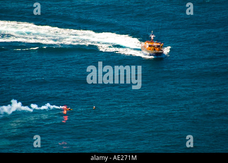 Sennen Cove Tyne classe scialuppa di salvataggio su esercizio off Lands End Foto Stock