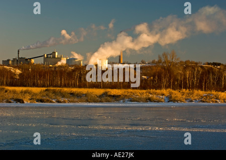 Vale il minerale di ferro impianto riflessa in fresco di ghiaccio su Kelly, Lago Maggiore Sudbury, Ontario, Canada Foto Stock