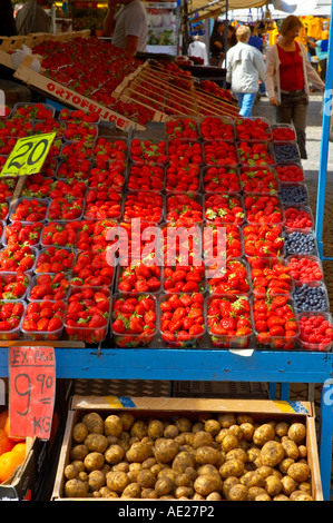 Prodotti freschi a Hötorget piazza del mercato nel centro di Stoccolma Svezia UE Foto Stock