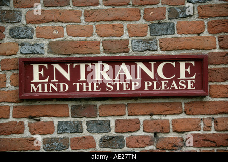 Segno dalla porta di ingresso e la parete in mattoni, Essex East Anglia England Regno Unito Foto Stock