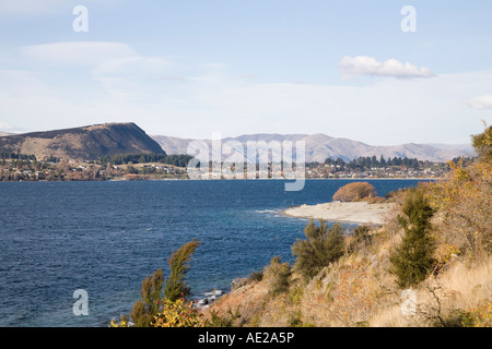 WANAKA laghi del sud dell'Isola del Sud della Nuova Zelanda può guardare attraverso il lago Wanaka verso la città di Wanaka Foto Stock