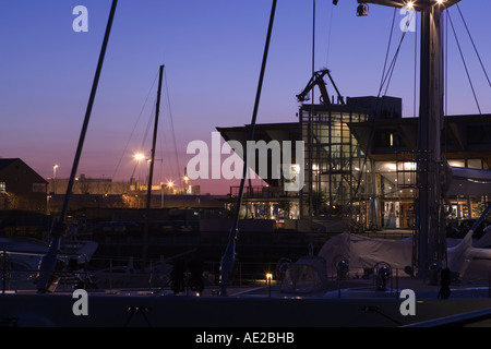 Harbour Lights arts cinema a Ocean Village Southampton contro i colori della sera Foto Stock