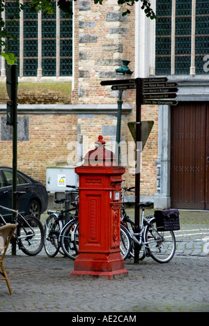 Casella di posta su una strada in Bruges Belgio Foto Stock