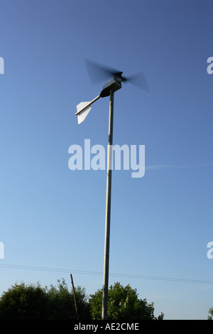 Micro Turbina Eolica, un piccolo domestico generatore eolico alimentazione a bassa tensione per l'illuminazione in edifici agricoli, Hampshire, Inghilterra. Foto Stock