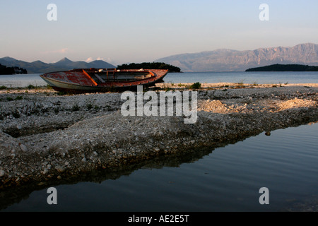 Barca sulla spiaggia di sunrise nidri lefkada Grecia Foto Stock