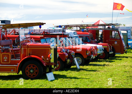 Una fila di Vintage motori Fire in un paese mostrano Foto Stock