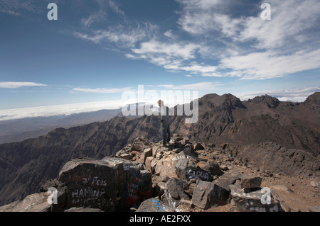 Giovane uomo su un picco nell'Atlante del Marocco Foto Stock