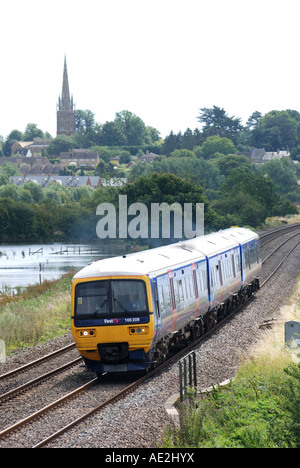 Primo grande classe occidentale 166 treno diesel al Kings Sutton, Northamptonshire, England, Regno Unito Foto Stock