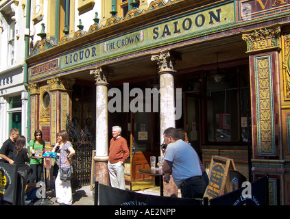 Persone che bevono al Crown Bar, Great Victoria Street, Belfast, Irlanda del Nord. Scena di pub Street. Un punto di riferimento della città Foto Stock