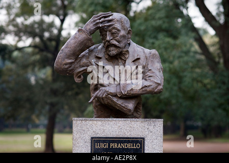 Buenos Aires statua di Luigi Pirandello nel parco Tres de Febrero, lungo il viale Libertador nel quartiere di Palermo Foto Stock