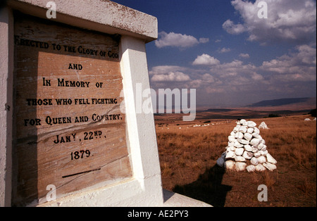 Sud Africa Kwa Zulu Natal il campo di battaglia di Isandlwana la pietra bianca cairns indicano i luoghi in cui corpi giacevano. Foto Stock