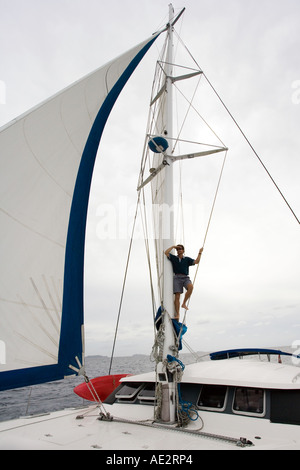 Crewman sul dovere di vedetta su un catamarano di lusso nel sud del Pacifico Foto Stock