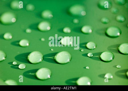 Gocce di pioggia sulla plastica coperchio dello scomparto Foto Stock