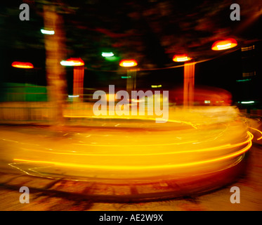 Un flusso di luce al neon in un semilavorato di forma circolare Foto Stock