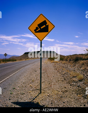Una china pericolosa cartello stradale nella Death Valley in California Foto Stock
