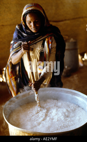 Sudan Mwelhi Camp preparare il cibo Foto Stock