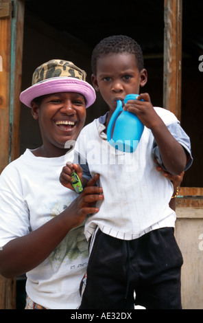 Villaggio Dennery St Lucia Rasta di madre e figlio Foto Stock