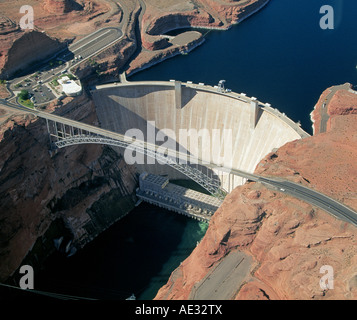 Una veduta aerea di Glen Canyon Dam sul Lago Powell sul fiume Colorado in Page Arizona Foto Stock