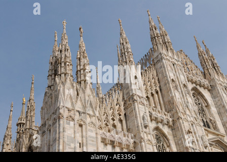Il duomo di Milano e il Duomo di Milano, facciata in marmo con le sue guglie Foto Stock
