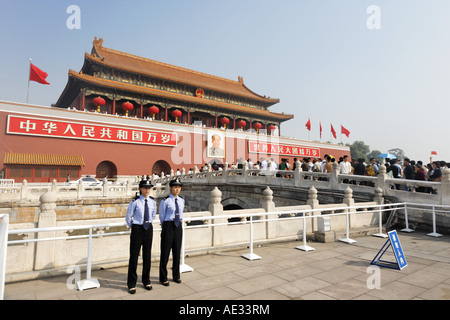 Due donne poliziotto guardare la folla alla porta di Tiananmen Pechino Cina Asia Foto Stock