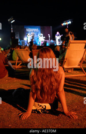 Gli spettatori di concerti si esibono in un concerto rock sulla spiaggia di Tel Aviv Israele Foto Stock