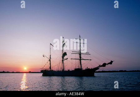 Una vista della piazza truccate veliero Elissa come ella vele fuori Galveston Texas Harbour Foto Stock