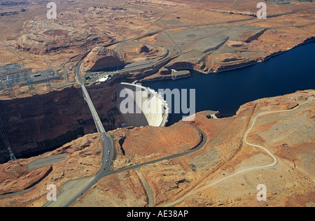 Una veduta aerea di Glen Canyon Dam sul Lago Powell sul fiume Colorado in Page Arizona Foto Stock