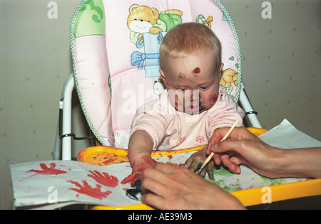 Bimbo di 7 mesi di età è la pittura con la madre. La Russia Foto Stock