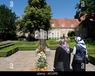 Due donne musulmane visitando il Prinsenhof una posizione che è importante nella storia della famiglia reale olandese Delft Paesi Bassi Foto Stock