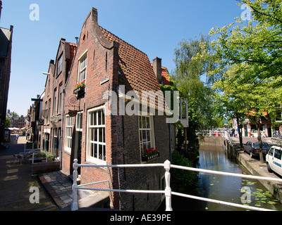 Piccolo crooked orditi vecchia casa Kerkstraat streetcorner centro storico di Delft Paesi Bassi nessun fisheye Foto Stock