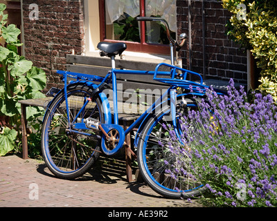 Blu brillante bicicletta Kronan parcheggiato contro una casa in Delft Paesi Bassi Design classico con lo status di culto Foto Stock