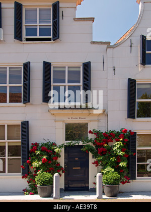 Facciata di un'antica e tipica casa olandese chiamato de roode roose la rose rosse nel centro storico della città di Delft Paesi Bassi Foto Stock