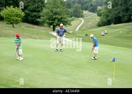 Kentucky, Kentucky, Appalachian state, Bluegrass, Covington, campo da golf Devou Park, campo pratica putting green, ragazzi, ragazzi maschi bambini bambini bambini bambini più giovani, padre Foto Stock