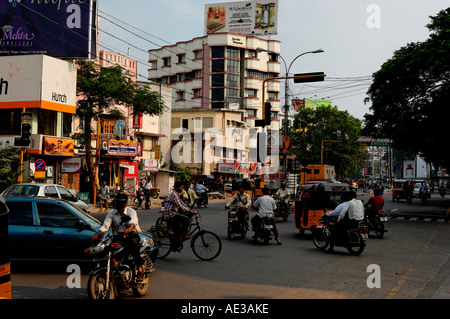 Follia su strada come traffico attraversa su una giunzione di Chennai, nello Stato del Tamil Nadu, India Foto Stock