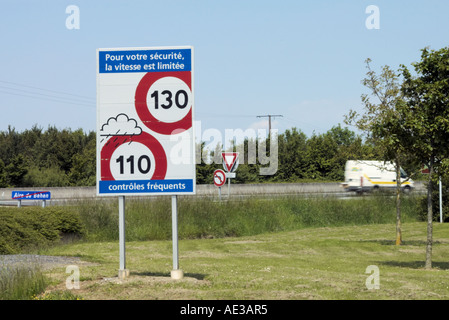 Il limite massimo di velocità indicazioni per 130 e 110 km hr su una autostrada in Francia Foto Stock