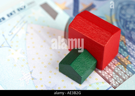 Case di monopolio su una ventina di banconote in euro Foto Stock