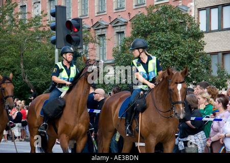 Prideparade a Stoccolma 2007. Gay poliswomen a cavallo Foto Stock