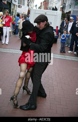 Paulo street performance artista con la sua bambola Marlene Grafton Street Dublin Foto Stock