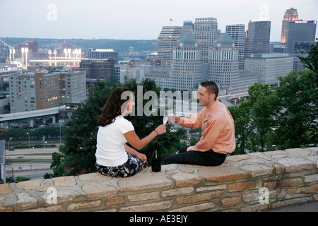 Cincinnati Ohio, quartiere storico di Mount Adams, comunità, skyline della città vista città, tramonto, sera, coppia, adulto, adulti, drink bevande vino, st Foto Stock