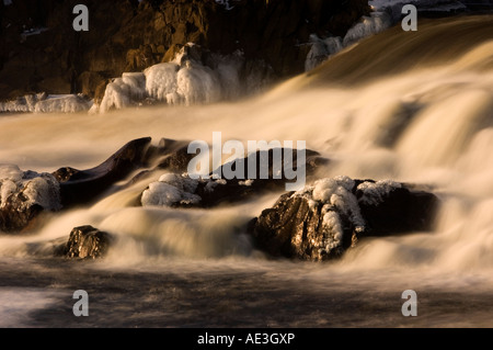 Formazioni di ghiaccio sulla riva del fiume Vermiglio al di sotto di una cascata, maggiore Sudbury, Ontario, Canada Foto Stock