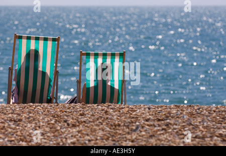 Un paio di poltrire in sedie a sdraio sul lungomare di Hove. Foto da Jim Holden. Foto Stock